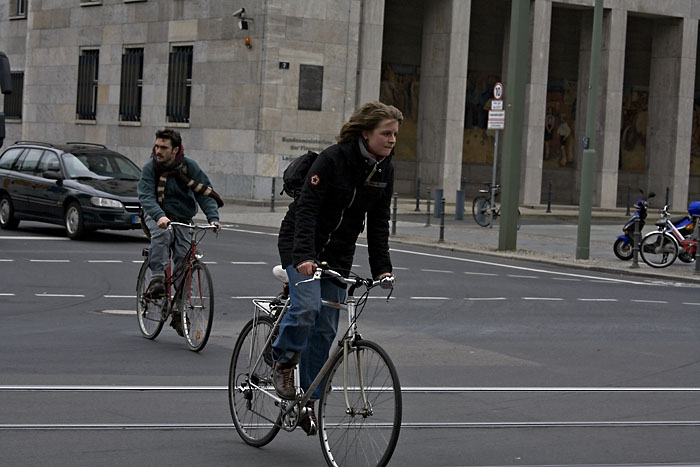 Peugeot Rad beim Ueberqueren der Leipziger Strasse Kopie